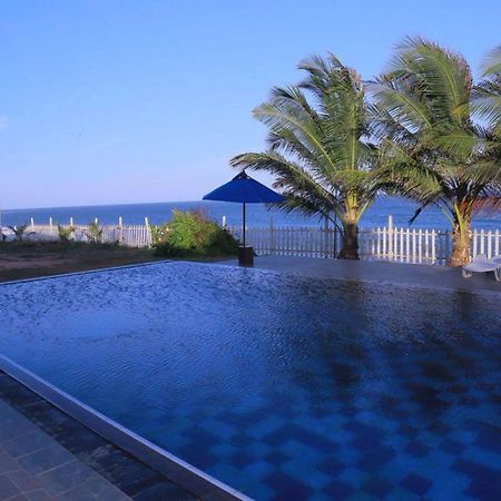 Peacock Beach Hotel Hambantota Esterno foto