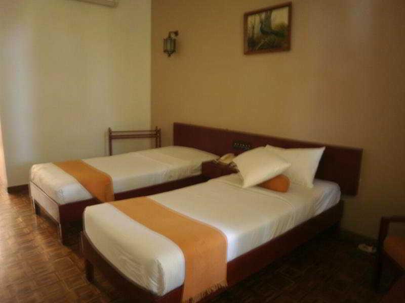 Peacock Beach Hotel Hambantota Esterno foto