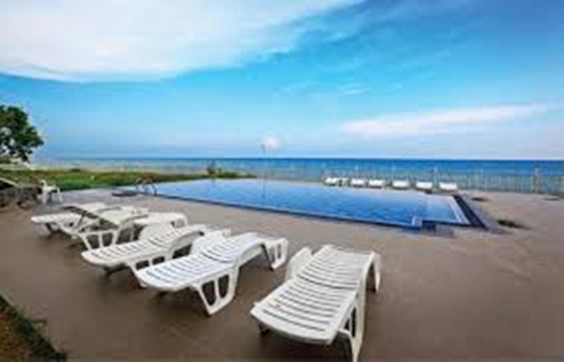 Peacock Beach Hotel Hambantota Esterno foto