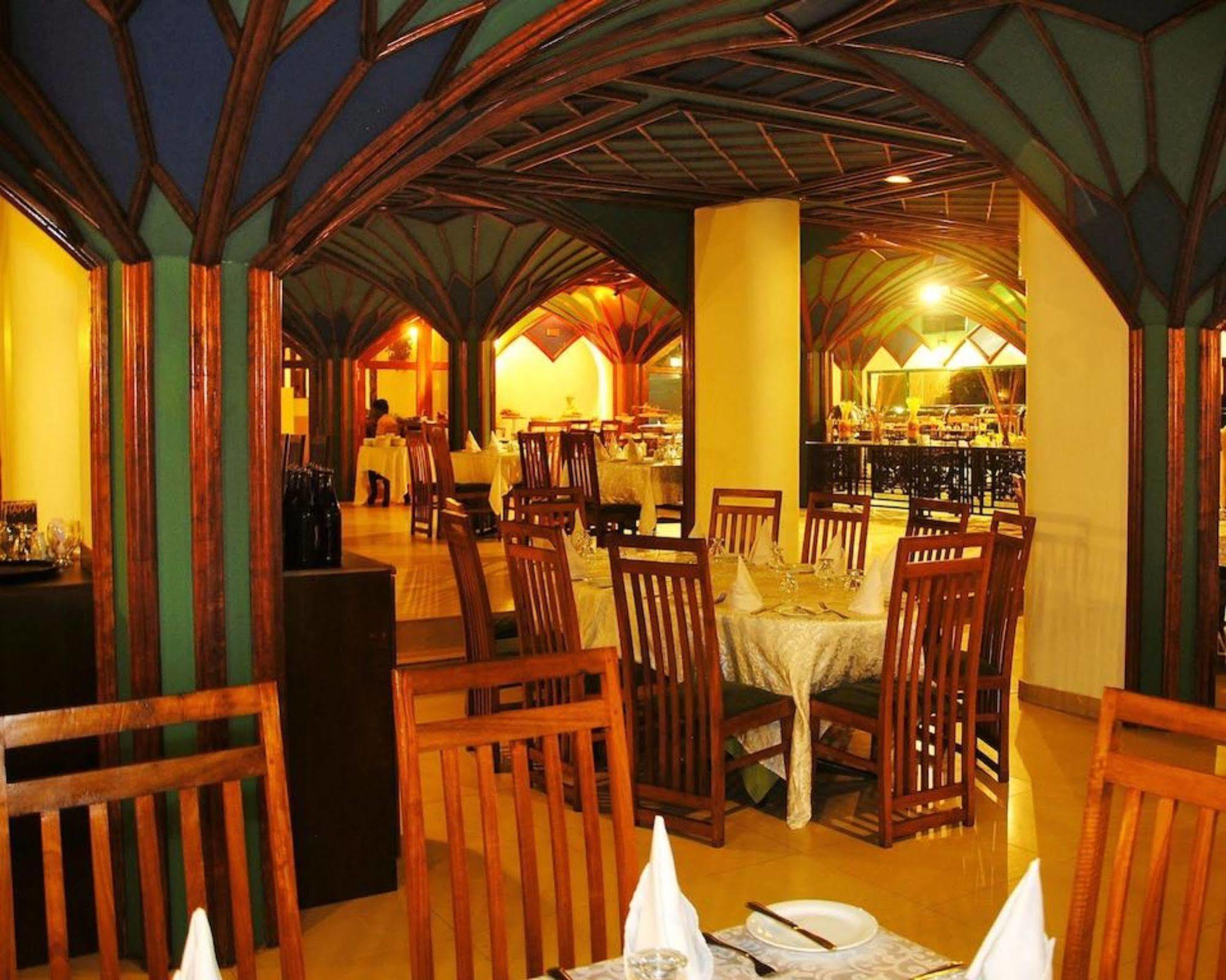 Peacock Beach Hotel Hambantota Esterno foto