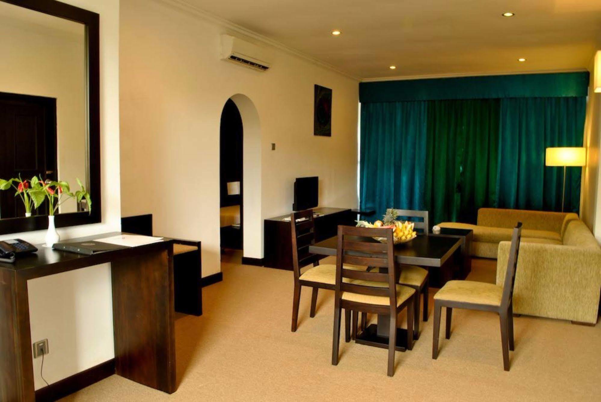 Peacock Beach Hotel Hambantota Esterno foto