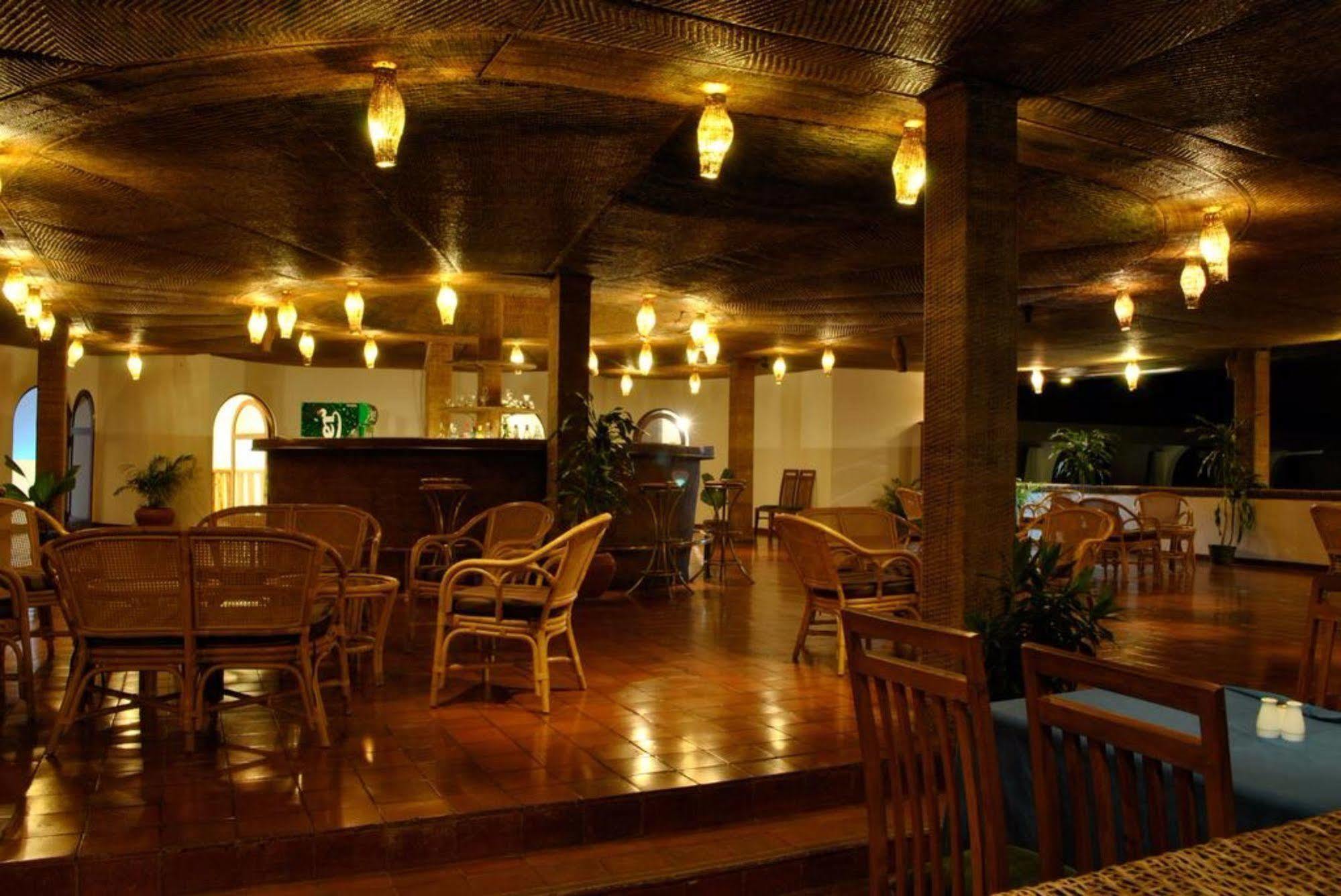 Peacock Beach Hotel Hambantota Esterno foto