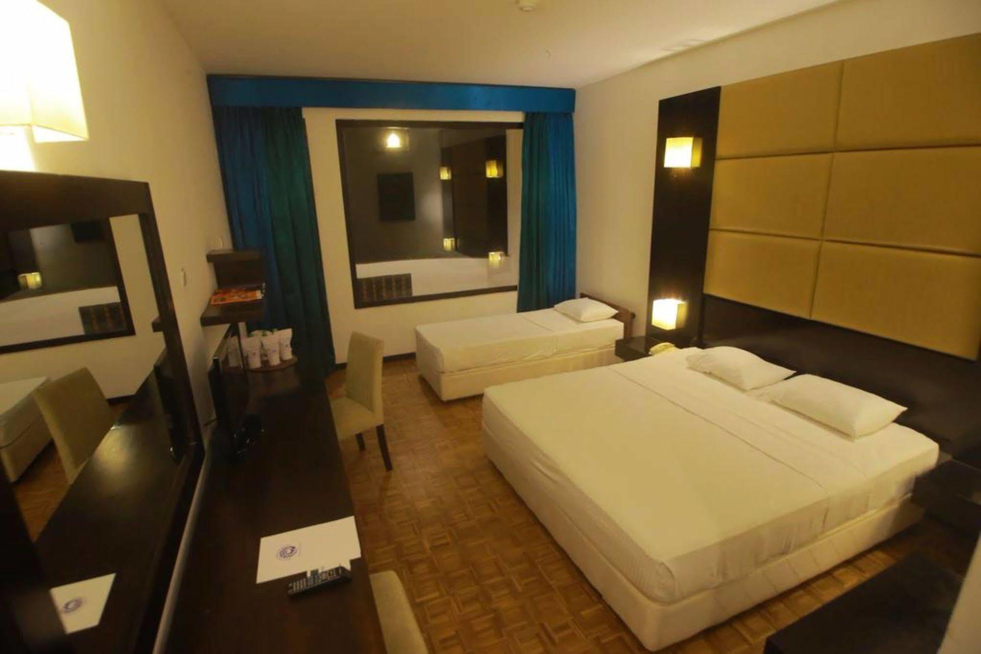 Peacock Beach Hotel Hambantota Esterno foto