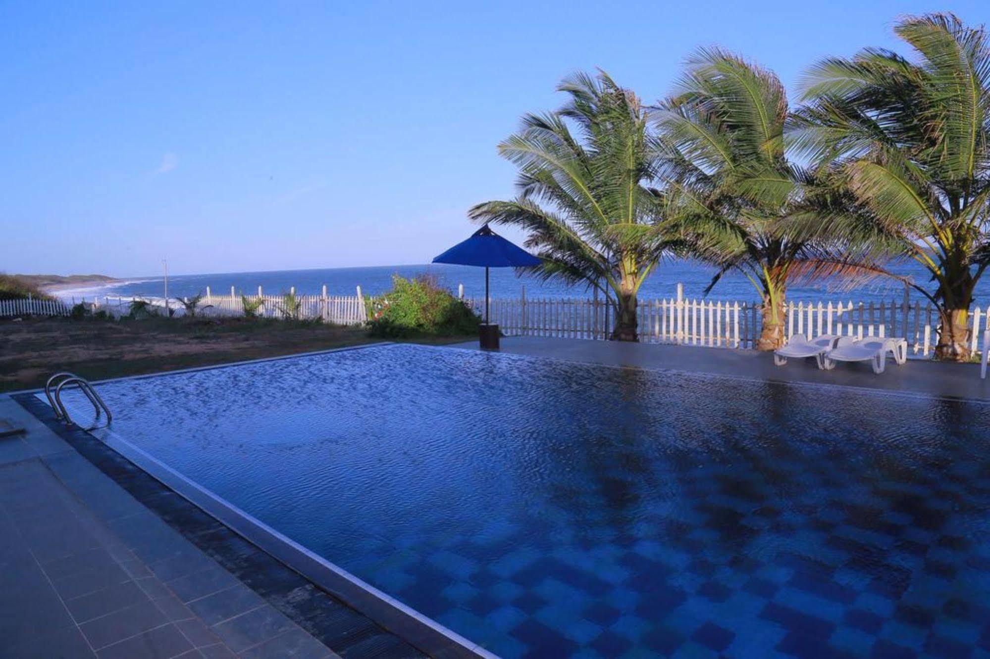 Peacock Beach Hotel Hambantota Esterno foto