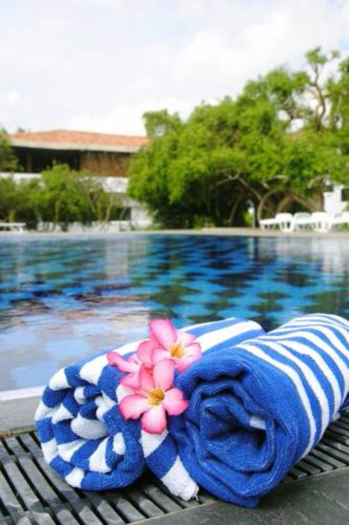 Peacock Beach Hotel Hambantota Esterno foto