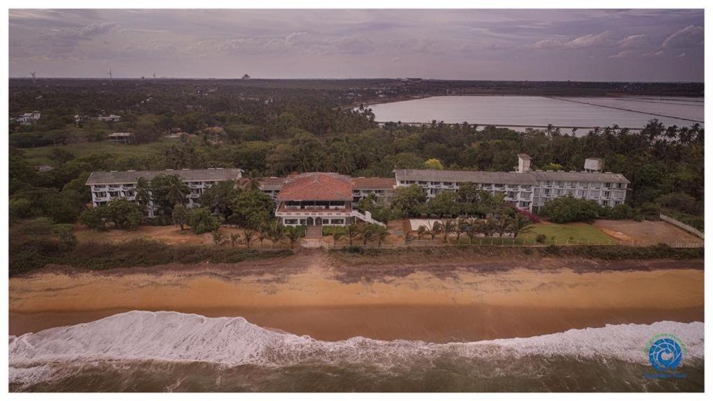 Peacock Beach Hotel Hambantota Esterno foto