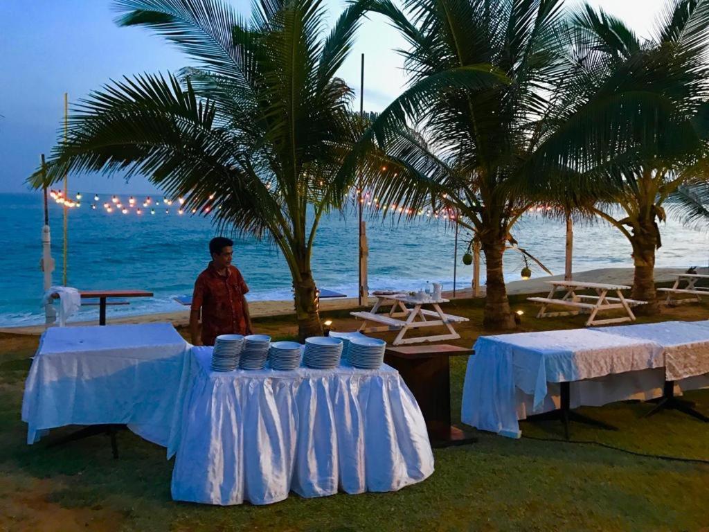 Peacock Beach Hotel Hambantota Esterno foto