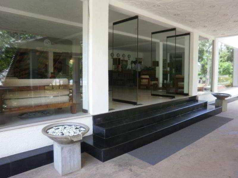 Peacock Beach Hotel Hambantota Esterno foto